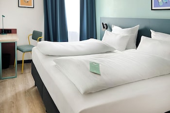 Standard Room, 1 Queen Bed, Garden View