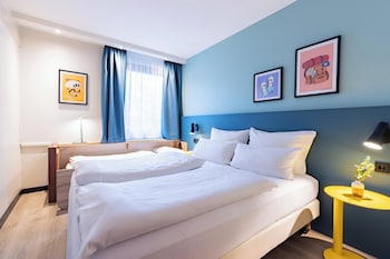 Standard Room, 1 Queen Bed, Garden View