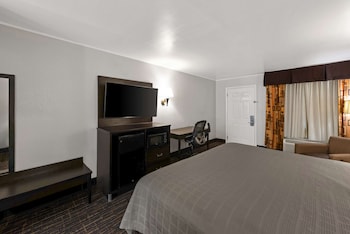 Standard Room, 1 King Bed, Bathtub
