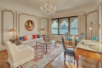 Suite (St Marks View)