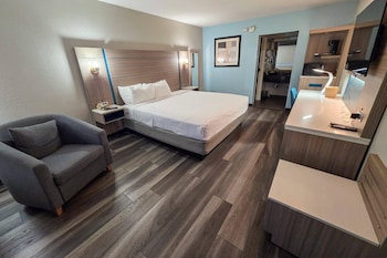 Standard Room, 1 King Bed, Non Smoking, Jetted Tub