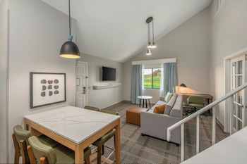 Loft, 2 Queen Beds, Kitchen, Golf View (Bi Level Suite)