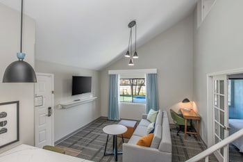 Loft, 2 Queen Beds, Kitchen (Bi Level Suite and Court View)