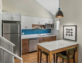Loft, 2 Queen Beds, Kitchen (Bi Level Suite)