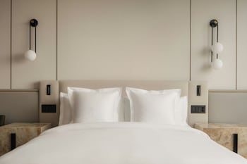 Premier Room, 1 King Bed (Yorkville)