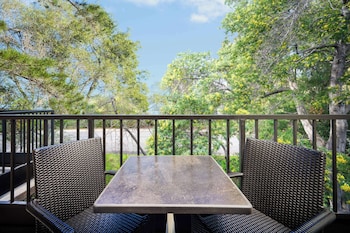 Deluxe Room, 1 King Bed, Non Smoking, Balcony (Walk-in Shower)