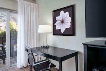 Deluxe Room, 2 Queen Beds, Non Smoking, Balcony (Walk-in Shower)