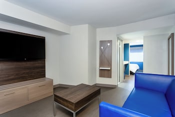 Suite, 1 Queen Bed, Accessible (Communications, Mobil, Roll-In Shower)