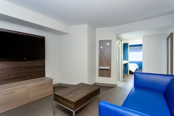 Suite, 1 Queen Bed, Accessible (Communications, Mobil, Roll-In Shower)