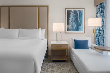 Room, 1 King Bed, Hearing Accessible, Microwave (Hearing)