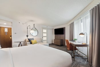 Room, 1 King Bed, Corner (Worklife, Walk-In Shower)