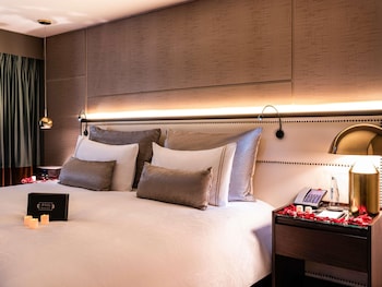 Junior Suite Room with King Size Bed and Sofa Bed