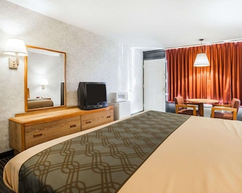 Standard Room, 1 King Bed, Smoking
