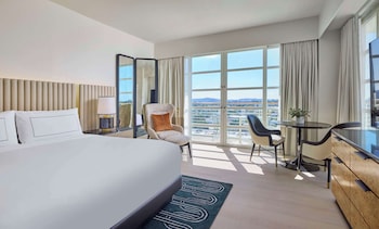 Classic Suite, 1 King Bed, Balcony