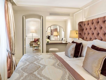 Junior Suite, 1 King Bed, Garden View (Combined living and sleeping area)
