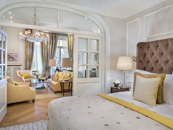 Suite, 1 King Bed with Sofa bed, Lake View (Butler Service)