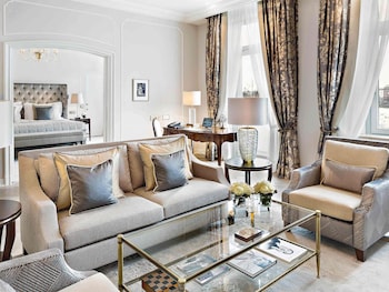 Suite, 1 Bedroom, Lake View (Celebrity King. Separate Living Room)