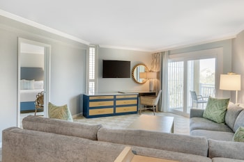 Suite, 1 King Bed (ADA, Island)
