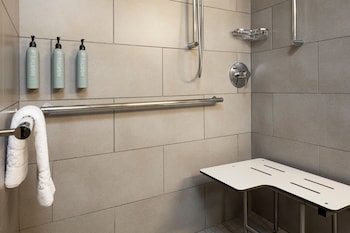 Room, 1 King Bed, Hearing Accessible (Roll-in Shower)