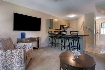 Honeymoon Suite, 1 King Bed, Non Smoking, Kitchen (Full Kitchen)