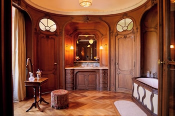 L'ABBAYE SUITE DE LA BARONNE, 1 King XL bed, 180° estate view, 1st floor