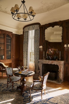 L'ABBAYE SUITE DE LA BARONNE, 1 King XL bed, 180° estate view, 1st floor