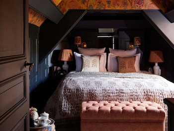 L'ABBAYE - LA Singuliere Room, 1 King Bed, Estate View, Attic Room
