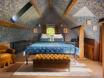 Room (The Pavilion of Honor, Forest view)