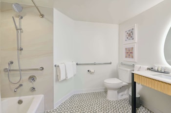 Room, 1 King Bed, Mobility Accessible (Waikiki View)