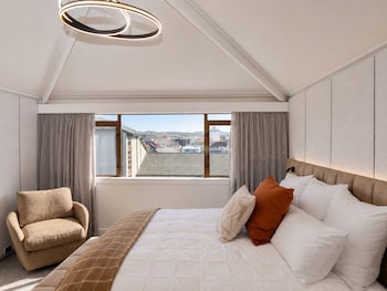 Suite, 1 King Bed (Club Lounge Access)