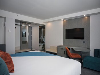 Superior Room, 1 King Bed, Balcony (Lakefacing)