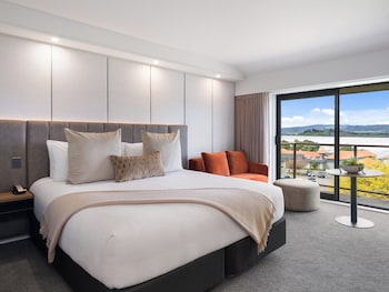 Club Room, 1 King Bed, Club Lounge Access, Lake View