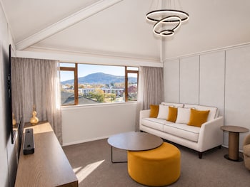 Suite, 1 King Bed (Club Lounge Access)