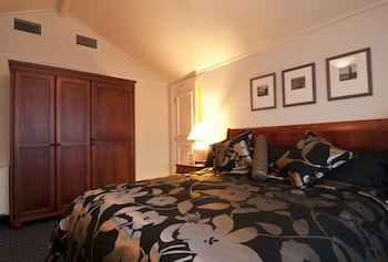 Suite, 1 King Bed (Club Lounge Access)