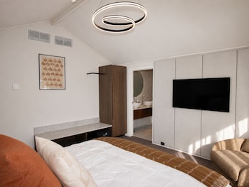 Suite, 1 King Bed (Club Lounge Access)