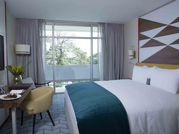 Luxury Room, 1 King Bed, Balcony, Lagoon View
