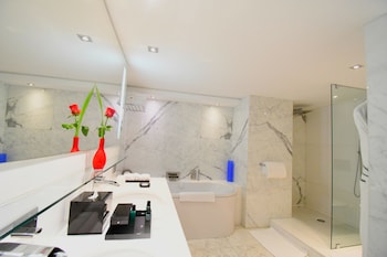 Suite, 1 King Bed, Balcony (Opera)