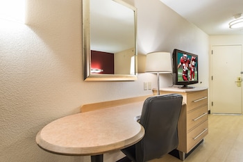 Standard Room, 1 King Bed (Roll-In Shower, Smoke Free)