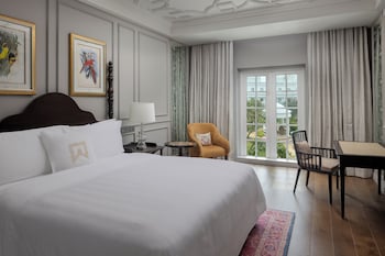 Club Suite, 1 King Bed, Smoking