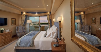 Suite, 1 King Bed, Non Smoking, Corner (Rome)