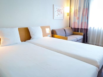 Standard room with 2 single beds and 1 sofa