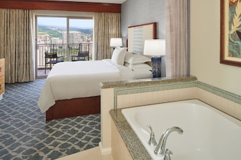 Suite, 1 Bedroom, Accessible, City View (Hearing, Roll-in Shower, 1 King)