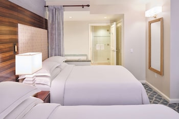 Suite, 1 Bedroom, City View (2 Doubles, Limited Ocean View)