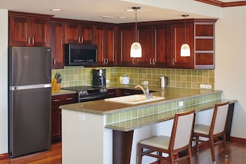 Suite, 3 Bedrooms, Accessible (Penthouse, Hearing, Roll-in Shower)