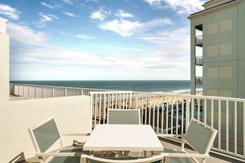 Junior Suite, 1 King Bed, Balcony, Partial Ocean View
