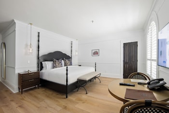 Room, 1 King Bed, Accessible, Courtyard View (1 King Bed Accessible Roll-In Shower)