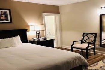 Premier Room, 1 Queen Bed, Refrigerator & Microwave, Executive Level