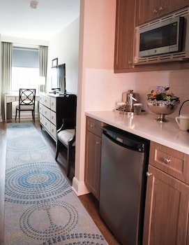 Premier Room, 1 Queen Bed, Refrigerator & Microwave, Executive Level