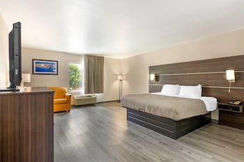 Suite, 1 King Bed, Accessible, Smoking