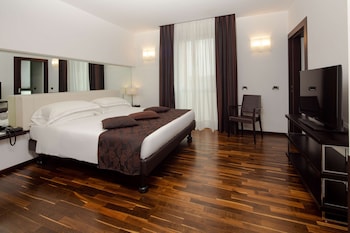 Suite, 1 King Bed, Balcony